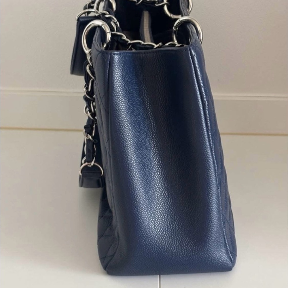 CHANEL Dark Blue Quilted Shoulder Bag - Picture 2 of 6